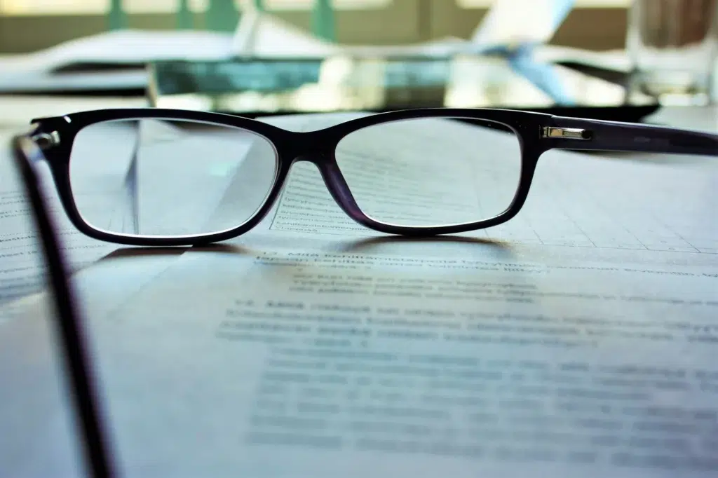 Une paire de lunettes posées sur une page